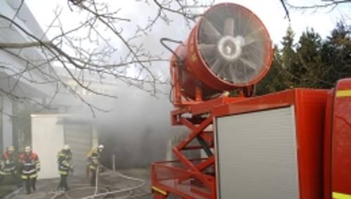 Mit großen Entlüftern versuchte die Feuerwehr, den Rauch aus der Tiefgarage zu saugen. Mit großen Entlüftern versuchte die Feuerwehr, den Rauch aus der Tiefgarage zu saugen.