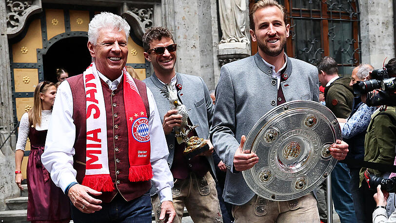 18. Mai 2025, Meisterfeier des FC Bayern: Münchens Oberbürgermeister Dieter Reiter (links) macht sich gemeinsam mit den Bayern-Stars Thomas Müller (Mitte) und Harry Kane auf den Weg ins Rathaus. (Archivbild) 18. Mai 2025, Meisterfeier des FC Bayern: Münchens Oberbürgermeister Dieter Reiter (links) macht sich gemeinsam mit den Bayern-Stars Thomas Müller (Mitte) und Harry Kane auf den Weg ins Rathaus. (Archivbild)