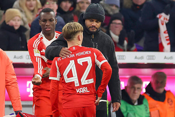 Er vertraut seinem Youngster: Trainer Vincent Kompany (r.).