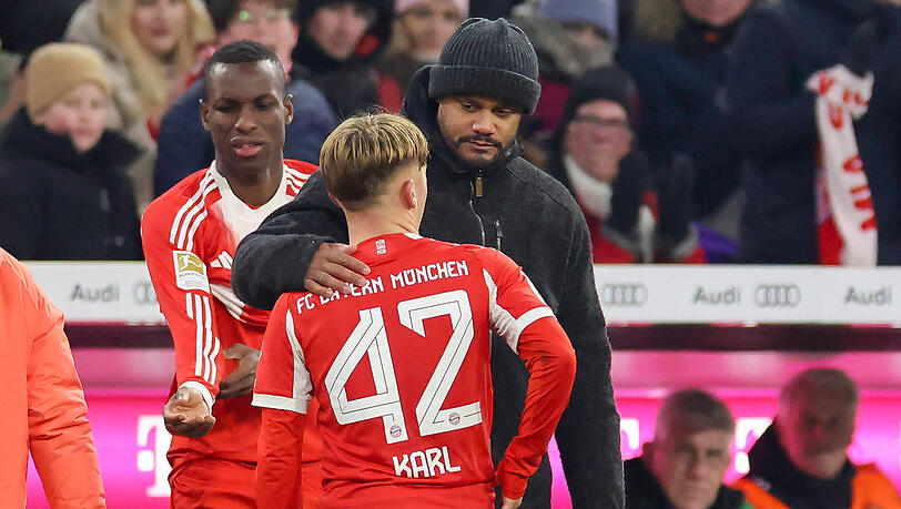 Er vertraut seinem Youngster: Trainer Vincent Kompany (r.). Er vertraut seinem Youngster: Trainer Vincent Kompany (r.).