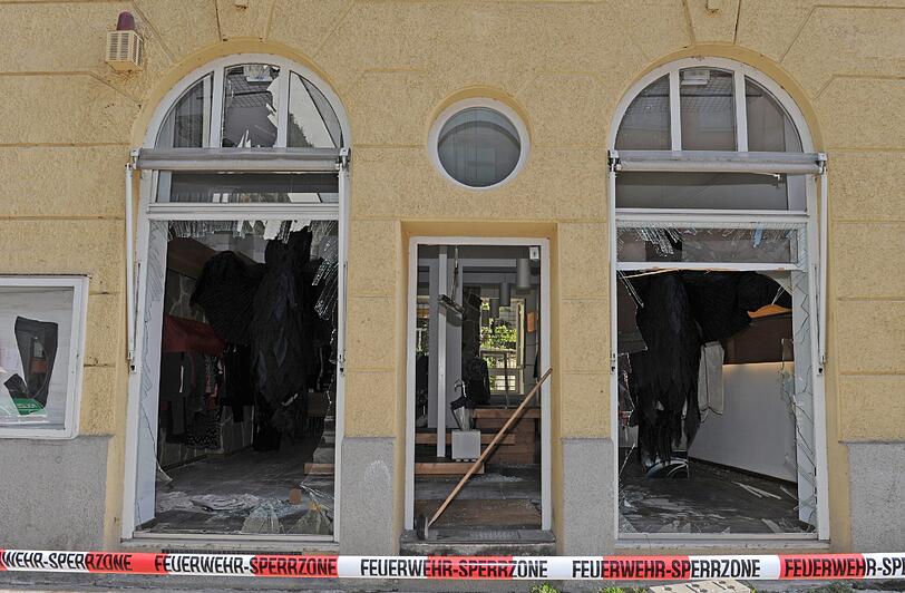Schwabing am Tag nach der Bombensprengung: Die Spuren der Detonation sind deutlich zu erkennen. Im Laufe des Vormittags werden die Schäden an den Gebäuden der Umgebung erfasst.