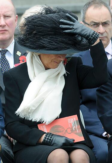 Damit erinnert sie an Camilla, die Angetraute von Prinz Charles. Auch der Adel muss bei Sturm seinen Hut gut festhalten.