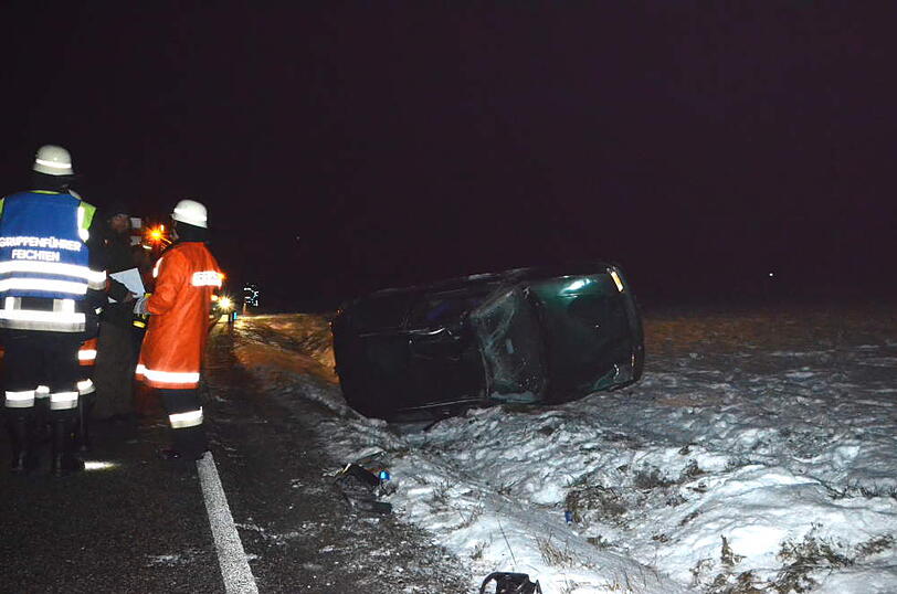 Unfall  bei Feichten: Der Fahrer eines VW Polo kommt von der Fahrbahn ab und überschlägt sich mehrfach mit seinem Wagen. Riesenglück: Der Mann wurde nur leicht verletzt.