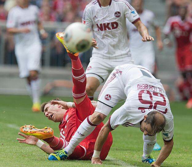 MARIO MANDZUKIC: Note 3
Holt sich die Bälle jetzt noch tiefer als unter Jupp. Fehlt dafür dann manchmal vorne. Vergab mehrere gute Kopfballchancen und hätte einen Elfer kriegen müssen (25.).