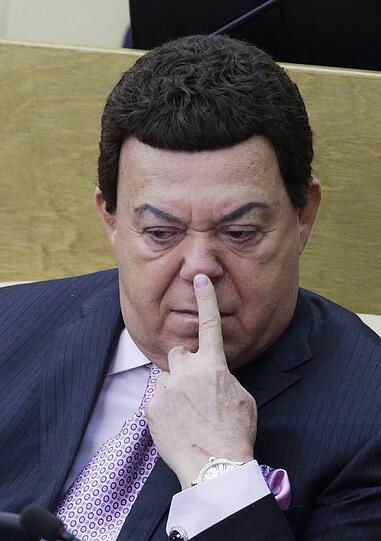 Denkerpose im russischen Parlament: Iosif Kobzon.