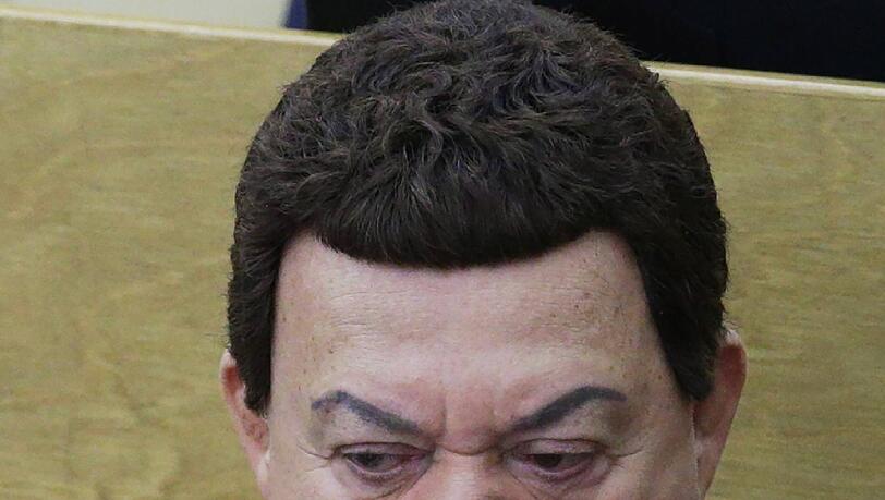 Denkerpose im russischen Parlament: Iosif Kobzon. Denkerpose im russischen Parlament: Iosif Kobzon.