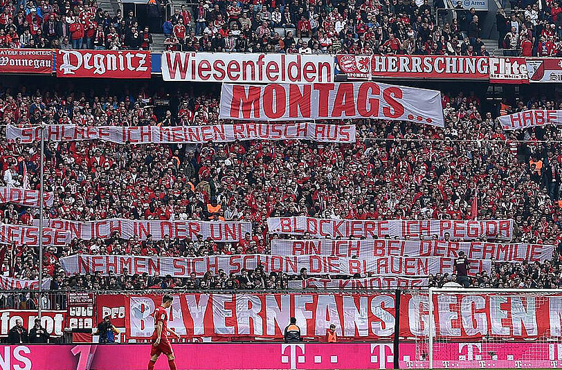 Fans des FC Bayern äußern mit kreativen Spruchbändern ihren Unmut über geplante Montagsspiele. Die Sprüche zum Durchklicken.