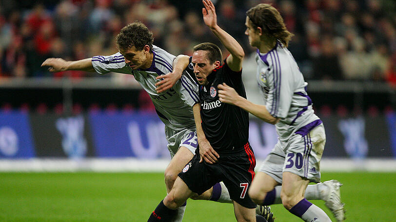 12. März 2008: Der FC Bayern unterliegt im Achtelfinal-Rückspiel dem RSC Anderlecht mit 1:2. Bayern-Akteur Franck Ribéry (Mitte) versucht sich gegen Roland Juhasz (links) und Guillaume Gillet durchzusetzen. Das Hinspiel hatten die Münchner allerdings mit 5:0 gewonnen.
