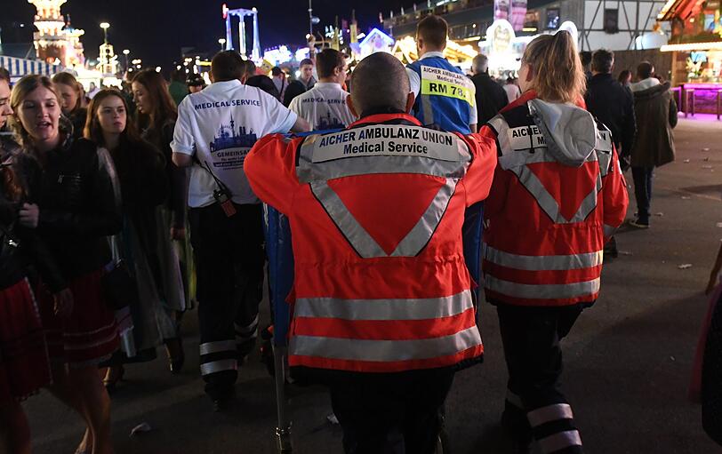 Die Sanitäts-Teams auf der Wiesn haben viel zu tun.