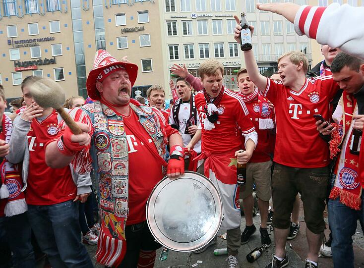 Fans lassen es beim Champions-League-Finale des FC Bayern gegen Dortmund rund um den Marienplatz krachen. Die Bilder