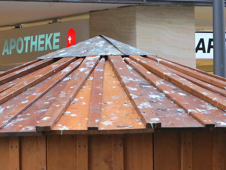 Weiße Flecken, wohin das Auge blickt: eine Holzverschalung in der Schützenstraße ist auch Vogelklo.