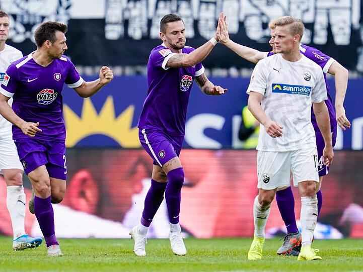 Elfmeter-Torschütze Pascal Testroet (M) von Erzgebirge Aue jubelt über das Tor zum 2:2 gegen Sandhausen.