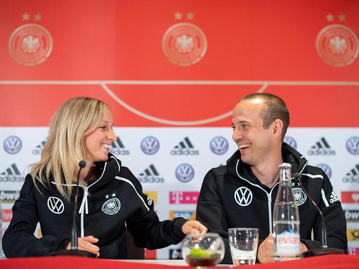 Co-Trainer Patrik Grolimund und Kathrin Hendrich bei der Pk der deutschen Frauen-Nationalmannschaft.