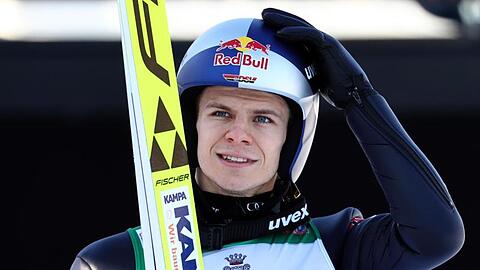 Andreas Wellinger reagiert nach dem Sprung.