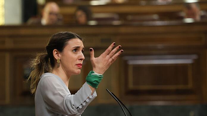 "Wir wollen keine Rückkehr zu einem patriarchalischen System, in dem man als Opfer gefragt wurde, ob man die Beine richtig geschlossen hatte": Gleichstellungsministerin Irene Montero von Unidas Podemos.