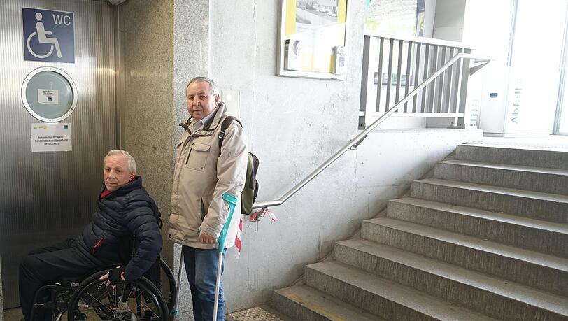 Johann Kaschuba (l.) und Sepp Wiesheu vor dem Behinderten-WC am Bahnhof Pasing. Es ist seit Monaten geschlossen. "Eine Frechheit", finden die beiden Männer.