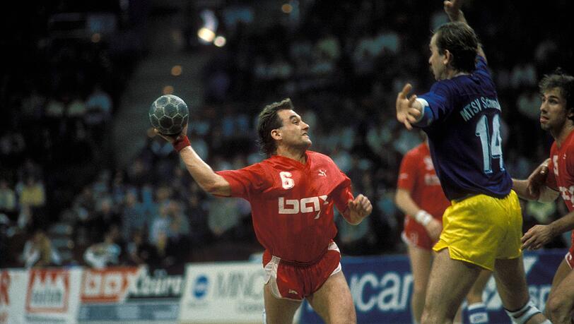 Archivbild vom 1. M&auml;rz 1988: In der Rudi-Sedlmayer-Halle steigt das Derby in der Bundesliga zwischen dem TSV Milbertshofen um 
Karl Heinz Schulz (l.) und dem MTSV Schwabing &ndash; es war das letzte M&uuml;nchner Lokal-Derby in der Handball-Bundesliga.