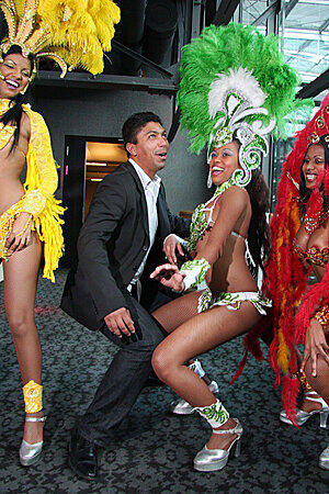 Elber lässt die Samba-Puppen tanzen und zeigt eine Mischung aus brasilianischen Rythmen, Comedy und Akrobatik. Abgerundet wird das Ganze durch Gesang von dem brasilianischen Superstar Edson Cordeiro.