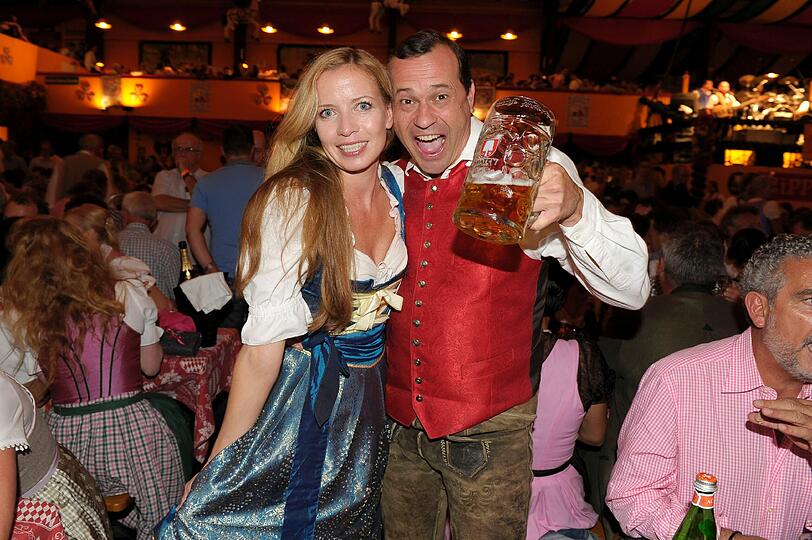 Sexy Davorka im dunklen Dirndl, Patrick Lindner feiert Geburtstag im Hippodrom: Die Bilder von der Promi-Wiesn