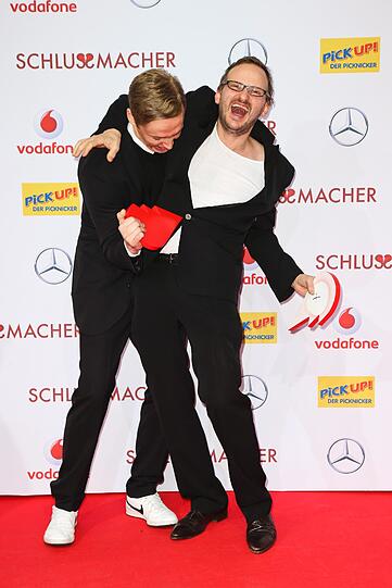 Haben sichtlich Spaß auf der Premiere: "Der Schlussmacher"-Stars Matthias Schweighöfer (links) und sein Film-Kollege Milan Peschel.