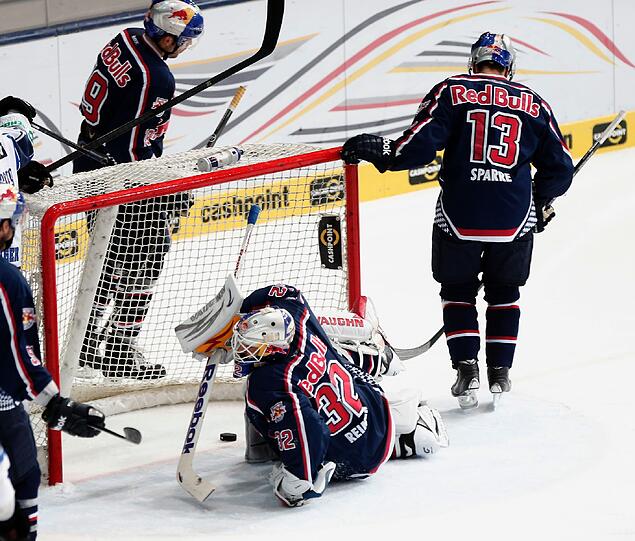 Heimpleite: Der EHC um Keeper Jochen Reimer verlor mit 5:6 nach Penaltyschießen gegen Schwenningen.