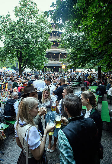 Tanz in den Tag: Auch 2017 ist der Kocherlball wieder ein Publikumsmagnet. Die Bilder.
