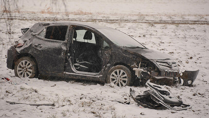 Das Auto kam von der Straße ab und landete auf einem Feld. Der Beifahrer kam mit lebensgefährlichen Verletzungen ins Krankenhaus.