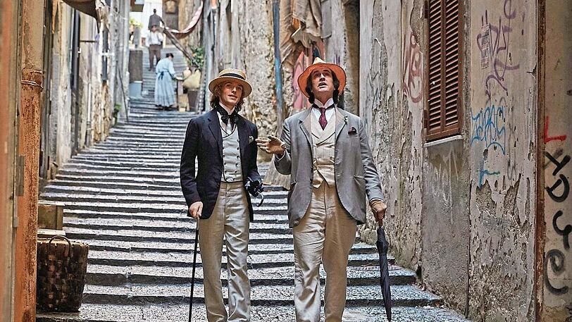 Unterwegs mit seinem "Happy Prince": Oscar Wilde (re.) und sein geliebter junger Lord, genannt Bosie: Rupert Everett (re.) und Colin Morgan in Neapel.