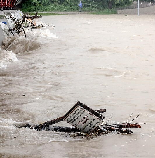 Die Isar hat sich in eine reißende Flut verwandelt.