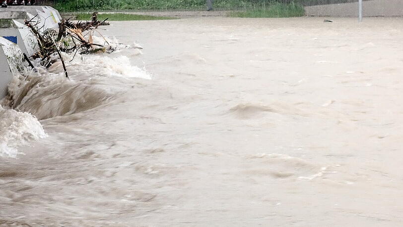 Die Isar hat sich in eine reißende Flut verwandelt. Die Isar hat sich in eine reißende Flut verwandelt.