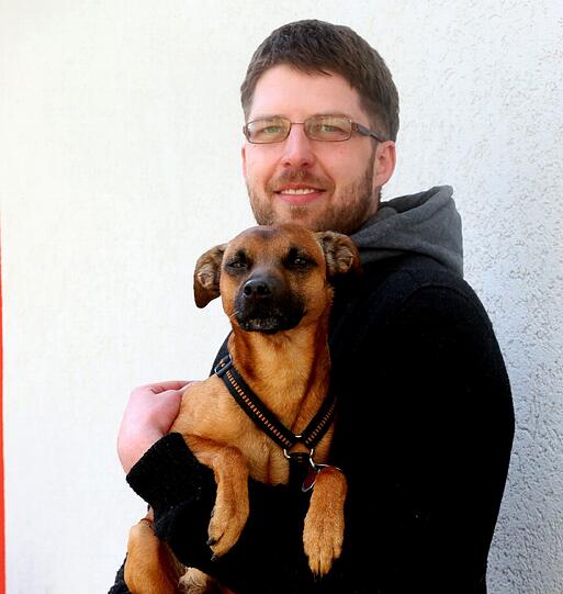 Beim Fototermin mit der AZ war er ganz brav: Mischling Pico mit Besitzer Christian Scheider. Jetzt muss Herrchen wegen Ruhestörung 100 Euro Buße zahlen.