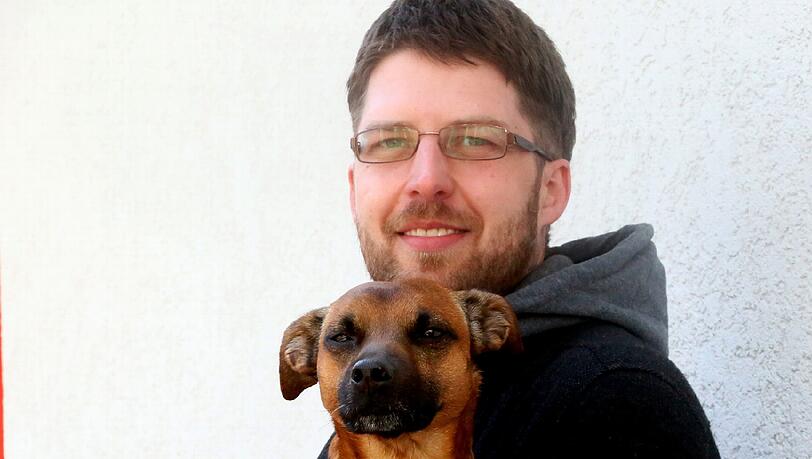 Beim Fototermin mit der AZ war er ganz brav: Mischling Pico mit Besitzer Christian Scheider. Jetzt muss Herrchen wegen Ruhestörung 100 Euro Buße zahlen.