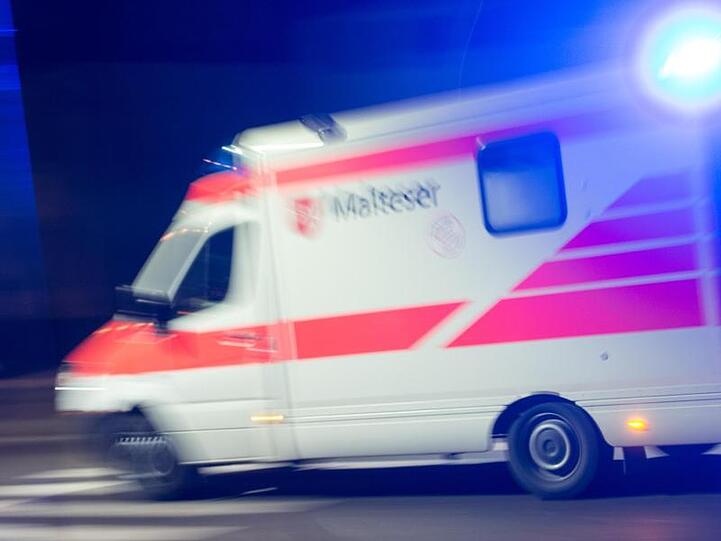 Ein Rettungswagen fährt mit Blaulicht durch die Nacht. Foto: picture alliance / Patrick Seeger/dpa/Symbolbild