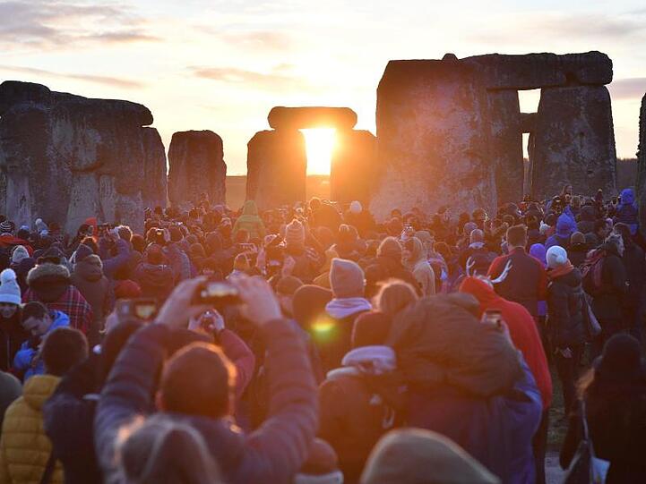 Tausende Menschen haben sich zur Wintersonnenwende in Stonehenge versammelt, um den Sonnenaufgang nach der längsten Nacht des Jahres zu erleben.