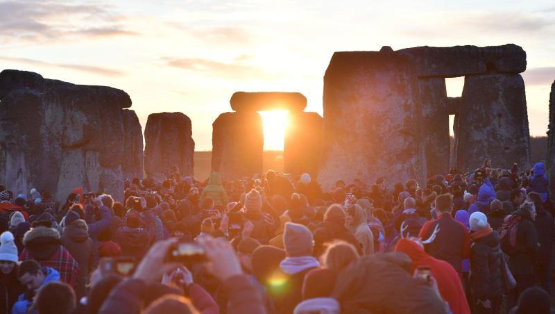 Tausende Menschen haben sich zur Wintersonnenwende in Stonehenge versammelt, um den Sonnenaufgang nach der längsten Nacht des Jahres zu erleben. Tausende Menschen haben sich zur Wintersonnenwende in Stonehenge versammelt, um den Sonnenaufgang nach der längsten Nacht des Jahres zu erleben.