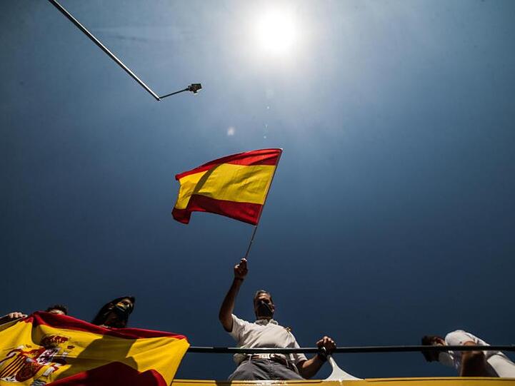 Javier Ortega Smith, Generalsekretär der rechtspopulistischen Vox-Partei, schwenkt während einer Protest-Rallye eine spanische Flagge.