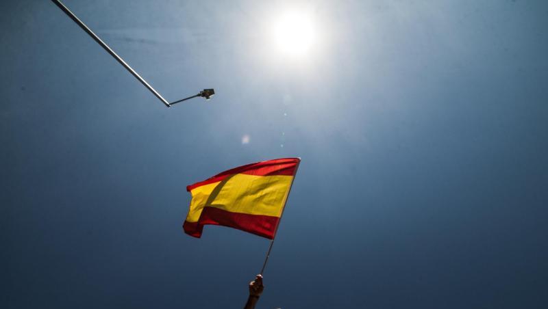 Javier Ortega Smith, Generalsekretär der rechtspopulistischen Vox-Partei, schwenkt während einer Protest-Rallye eine spanische Flagge. Javier Ortega Smith, Generalsekretär der rechtspopulistischen Vox-Partei, schwenkt während einer Protest-Rallye eine spanische Flagge.