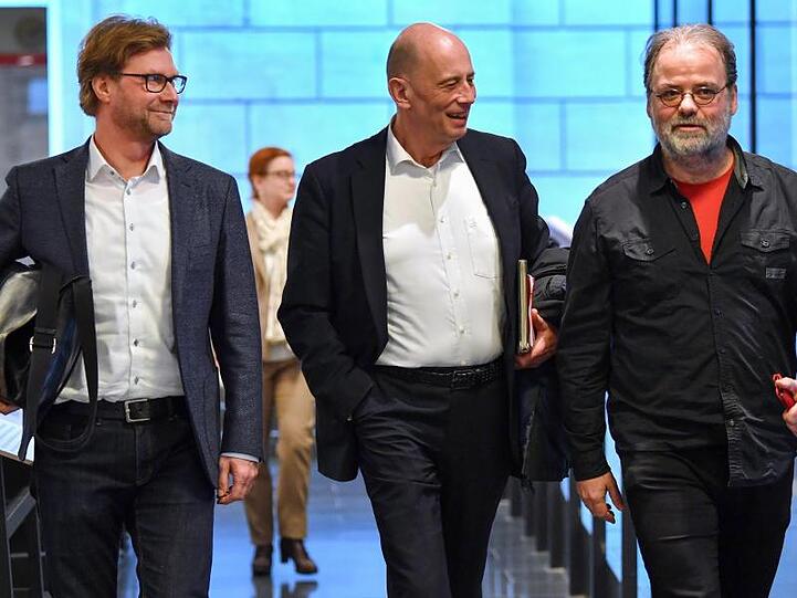 Adams (Bündnis 90/Die Grünen, l-r), Tiefensee (SPD) und Dittes (Die Linke), gehen gemeinsam durch den Thüringer Landtag.