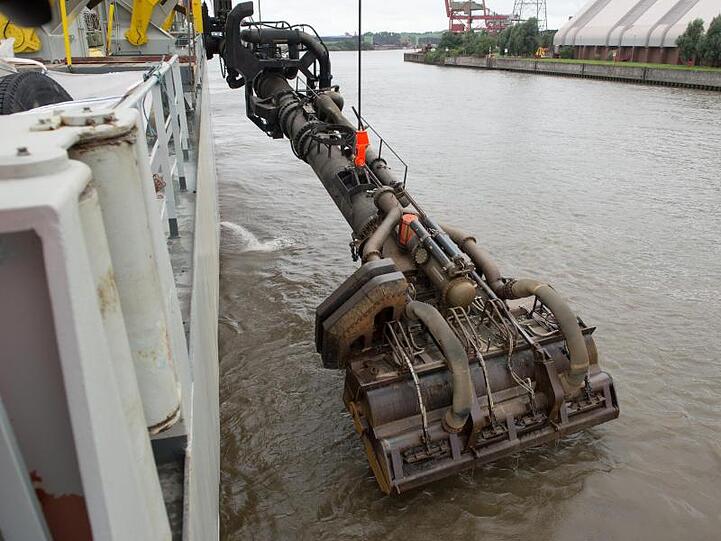 Start für die Elbvertiefung in Hamburg: Der Saugkopf des Baggerschiffes "Bartolomeu Dias" wird in den Fluss gesenkt.