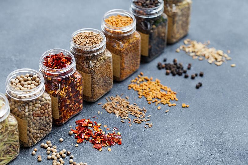 Gew&uuml;rze jenseits von Salz reichen v&ouml;llig aus beim Kochen. Decken Sie sich f&uuml;r Gem&uuml;segerichte mit folgenden Gew&uuml;rzpulvern ein und probieren Sie sie je nach Belieben und Geschmack aus: Chilipulver, Anis, Knoblauch, Muskat, Fenchelsamen und Kardamom. Fisch- und Fleischgerichte hingegen schmecken besser mit Pfeffer, Currypulver, Paprikapulver, K&uuml;mmel oder Piment.