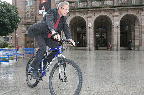 Albrecht Döderlein, geschäftsführender Direktor des Staatstheaters Nürnberg macht's vor: Umsatteln aufs Fahrrad.