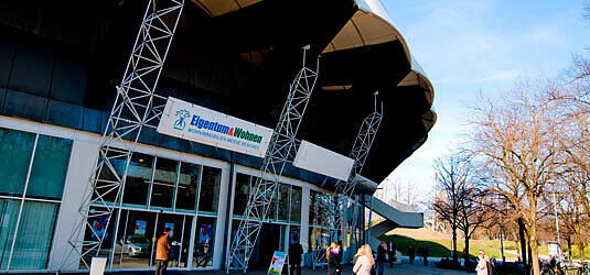 Wie in den Vorjahren beherbergt die Event-Arena im Münchner Olympiapark auch an diesem Wochenende wieder die Wohnimmobilien-Messe &bdquo;Eigentum & Wohnen&ldquo;.