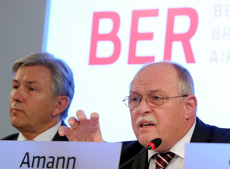 Der Geschäftsführer Technik des Flughafens, Horst Amann(r.)gibt die Verschiebung der Eröffnung des Flughafens bekannt. Neben ihm Berlins Regierender Bürgermeister Klaus Wowereit (l.)SPD.