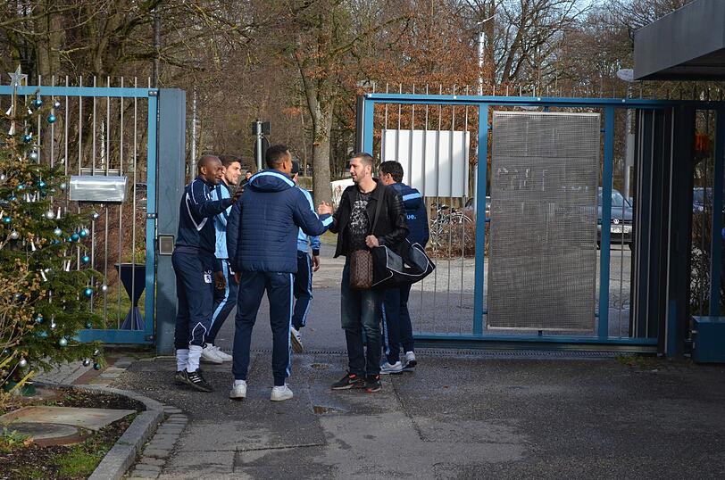 Hier begrüßen die Löwen ihren neuen Stürmer Sascha Mölders beim Trainingsauftakt nach der Winterpause.