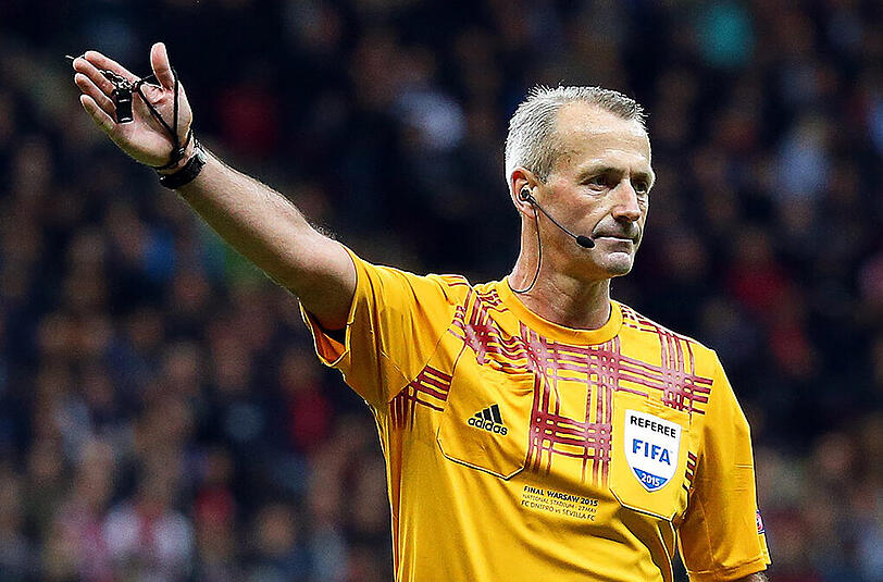 Der britische Schiedsrichter Martin Atkinson pfeift das Achtelfinal-Hinspiel zwischen Bayern München und Juventus Turin.