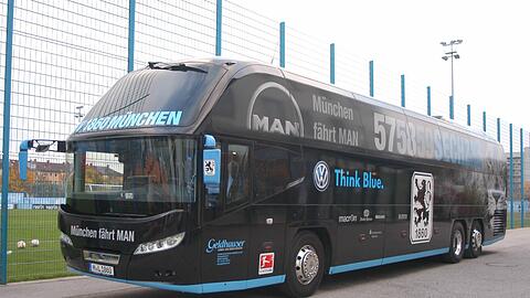 Der Mannschaftsbus der Löwen wird die gewohnt die Spieler befördern, dennoch spendiert der TSV 1860 seinen Fans die Busfahrt nach Kaiserslautern.
