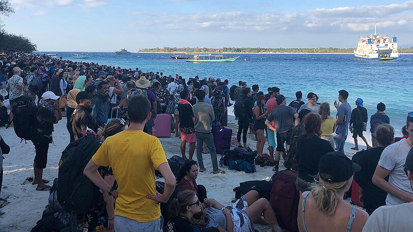 Die Evakuierungen per Schiff sind in vollem Gange.