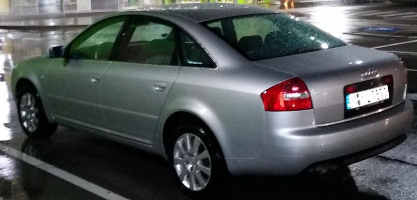 Mit dem Audi rasten die Männer in den Eingang des Juwelier-Geschäfts und brachen so die Türe auf.