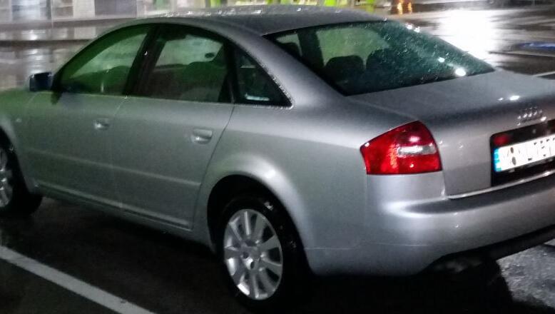 Mit dem Audi rasten die Männer in den Eingang des Juwelier-Geschäfts und brachen so die Türe auf. Mit dem Audi rasten die Männer in den Eingang des Juwelier-Geschäfts und brachen so die Türe auf.