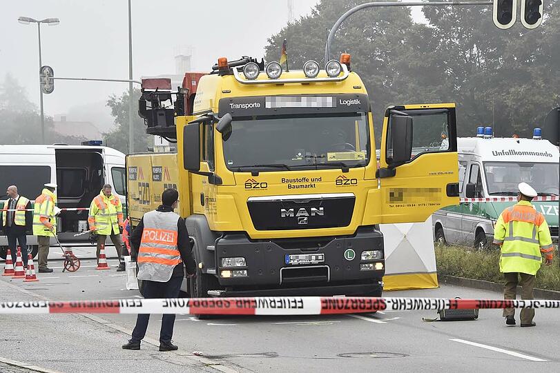 Die Person geriet unter den Lkw und verstarb. Bilder vom Polizeieinsatz.